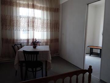 Фото номера Двухместный номер с 1 кроватью, вид на парк Дома для отпуска Homestay Gori г. Гори 16