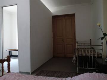 Фото номера Двухместный номер с 1 кроватью, вид на парк Дома для отпуска Homestay Gori г. Гори 23