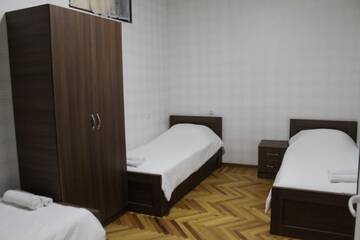 Фото номера Трехместный номер с собственной ванной комнатой Гостевой дом Bagration г. Гори 4