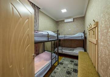 Фото номера Четырехместный номер Хостелы Tsera House г. Гори 2